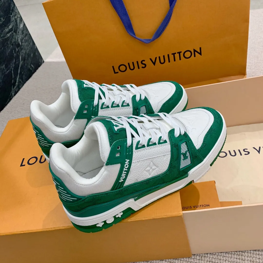 👟👟Ex-factory price 840👟👟 Purchasing level ✈️ LV Trainer latest series of couple's sneakers. Super handsome denim new style, very good-looking ~ a must-have item for fashionistas. The upper is the top embossed grained calfskin on the market. Original molded T👟👟Ex-factory price U outsole, texture is the same as the original. Please look for our quality. Please pay attention to distinguish the currency materials on the market. Men's size: 39-45 Women's size: 35-40 ⚠️Full set of packaging (exclusive z👟👟factory price level anti-theft buckle cannot be sold once disassembled)